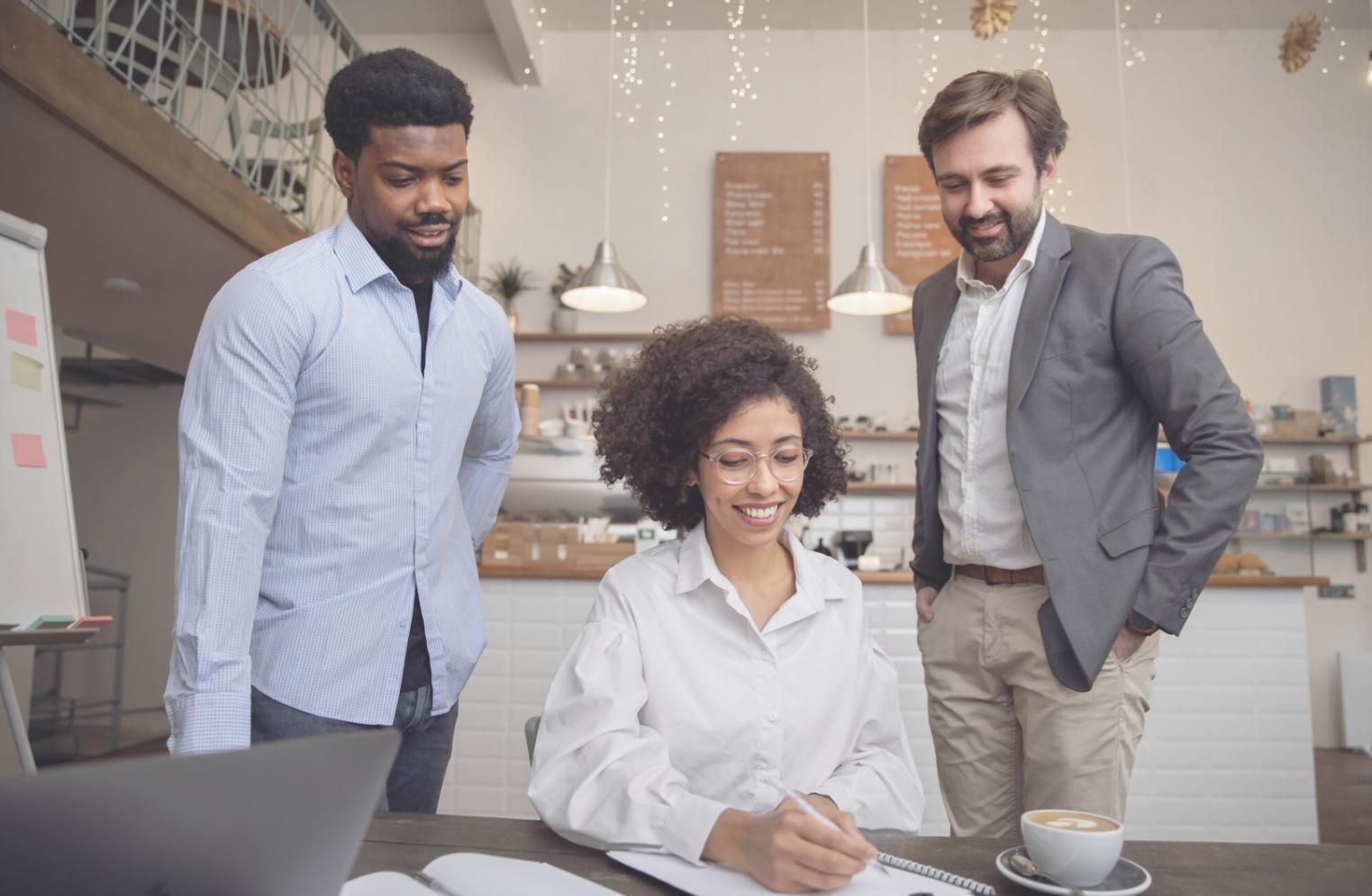 Moderne Finanzanalyse am Arbeitsplatz mit professioneller Software