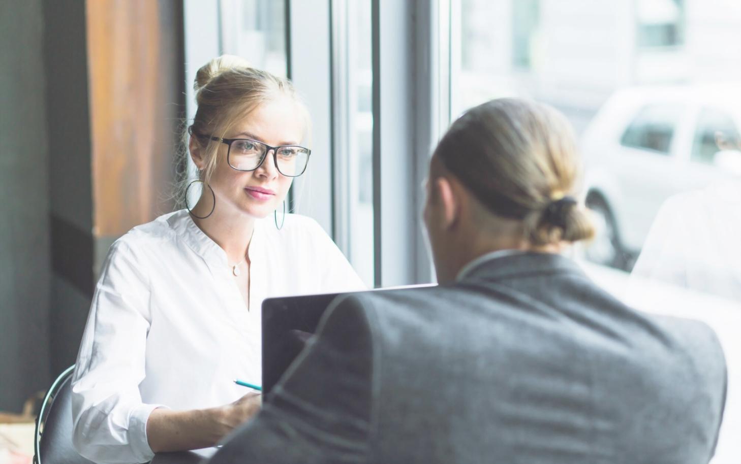 Arbeitsplatz mit Finanzanalyse-Software auf mehreren Bildschirmen