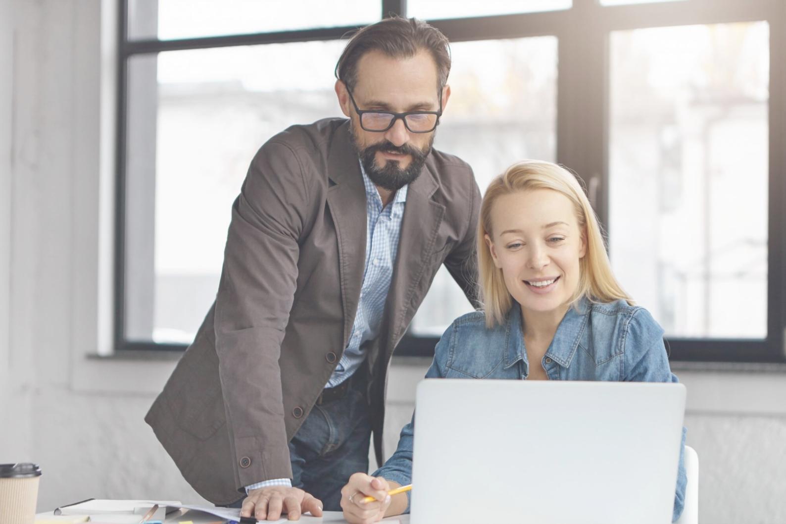 Modernes Büro mit Finanzanalytik-Bildschirmen