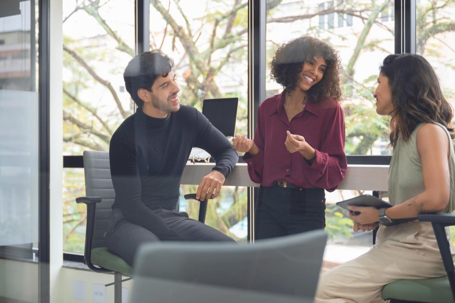 Team bei der Arbeit an Finanzprojekten