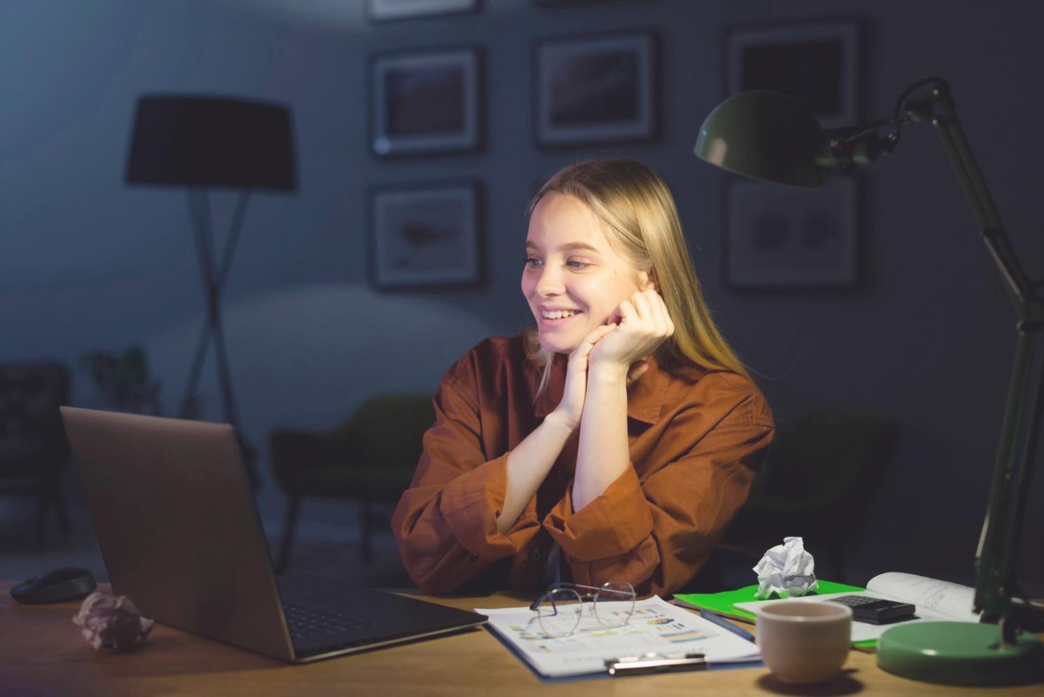 Moderner Arbeitsplatz mit Finanzanalyse-Software auf dem Bildschirm